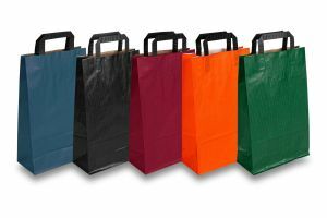 Papieren draagtassen gekleurd met platte handgreep